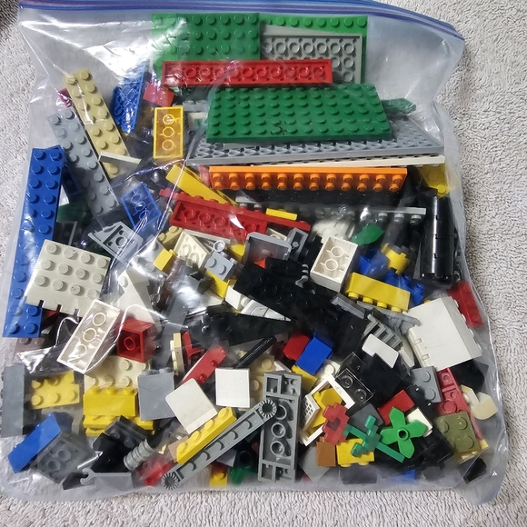 Lego 1lb/bag. Unsorted mix of bricks and other non brick shaped pieces Read Desc - Picture 5 of 10